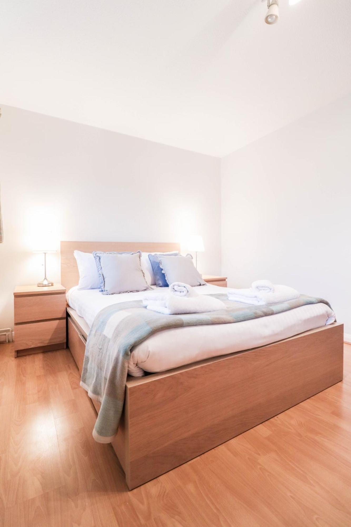 Bright And Spacious Contractor House L Parking! Borehamwood Ngoại thất bức ảnh