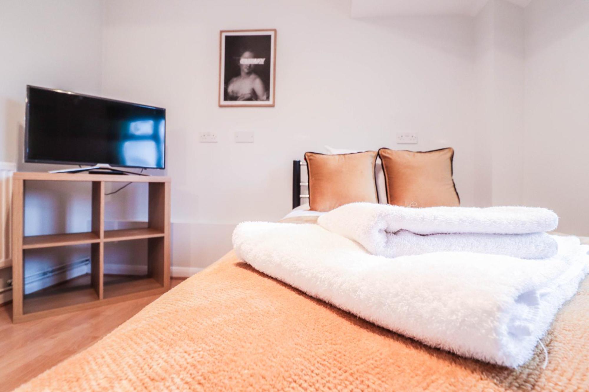Bright And Spacious Contractor House L Parking! Borehamwood Ngoại thất bức ảnh