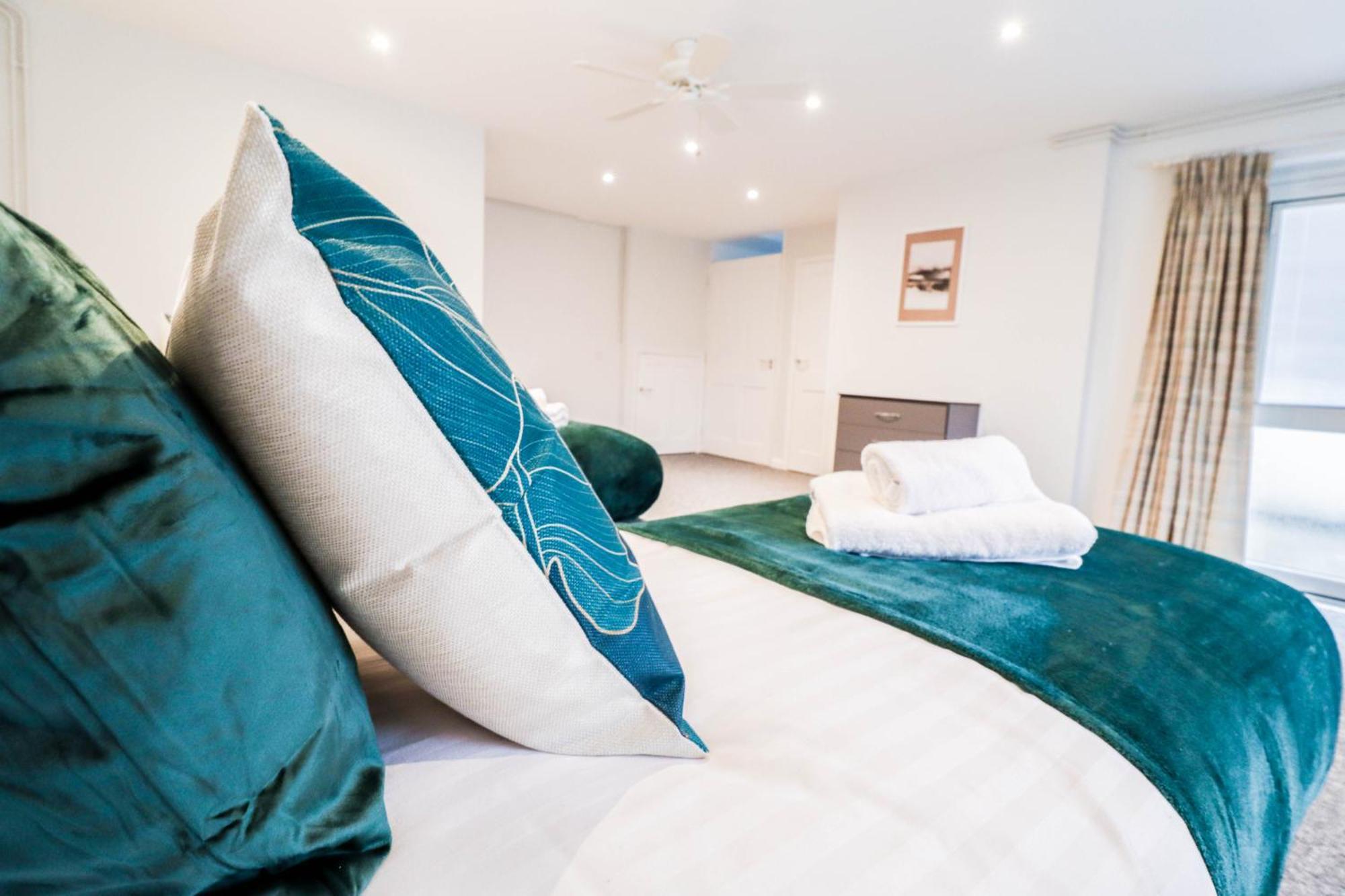 Bright And Spacious Contractor House L Parking! Borehamwood Ngoại thất bức ảnh